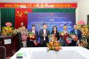 GĐ Bùi Văn Linh chụp ảnh lưu niệm với các đối tác.JPG